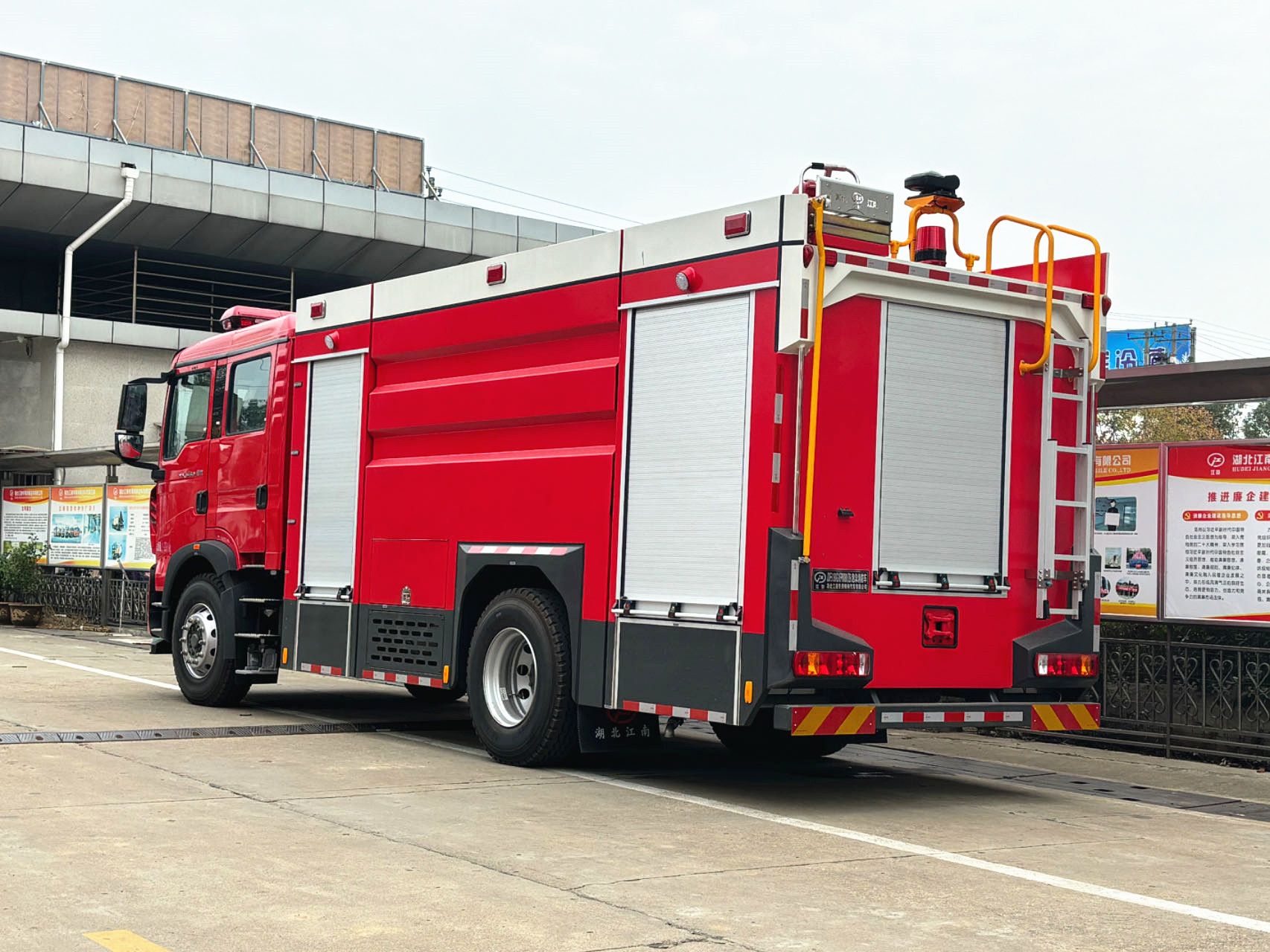 重汽T5G/8噸企業消防車